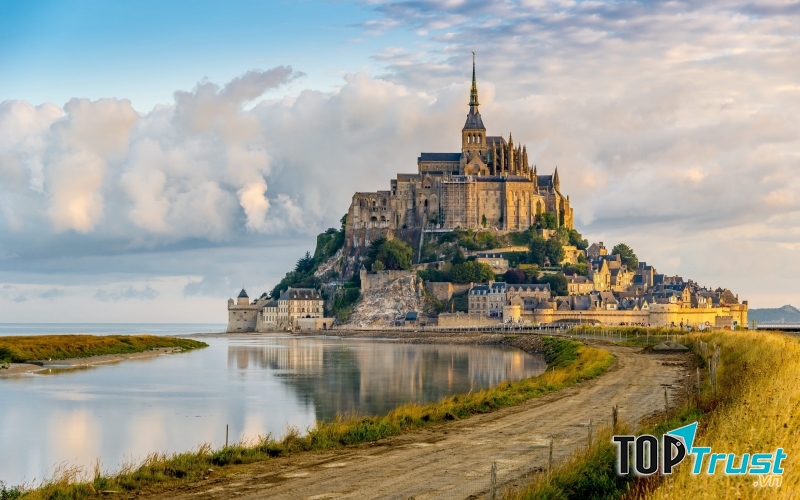 Lâu đài Mont Saint-Michel với con đường đất nối dài