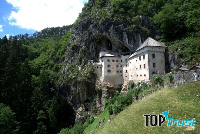 Lâu đài Predjamski - Tòa lâu đài gắn liền với hang động