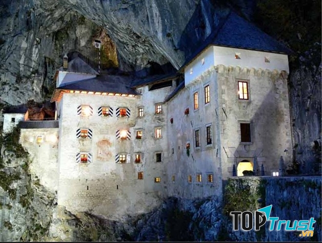 Lâu đài Predjamski