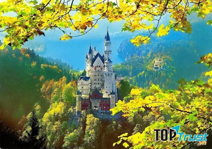 Neuschwanstein trong sắc vàng mùa thu