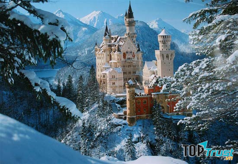 Neuschwanstein ẩn trong lớp tuyết trắng xóa