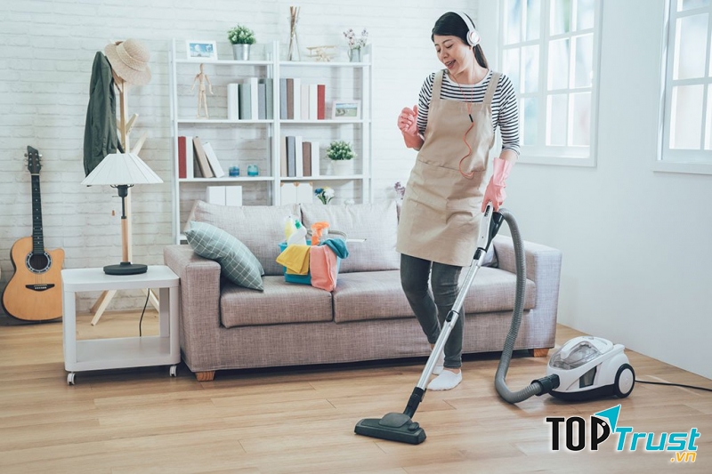 Nếu hút bụi trước rồi mới lau cửa sổ, bàn ghế... sẽ chỉ làm bụi bẩn rơi ngược xuống sàn và bạn sẽ phải lau lại sàn.