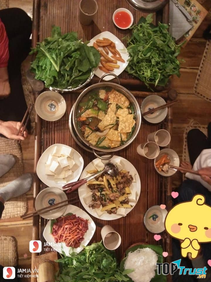 Lẩu ếch đồng ở đây được thực khách đặc biệt yêu thích.