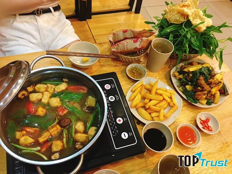 Có nhiều loại lẩu cho khách lựa chọn nhưng ngon nhất của quán phải kể đến lẩu ếch