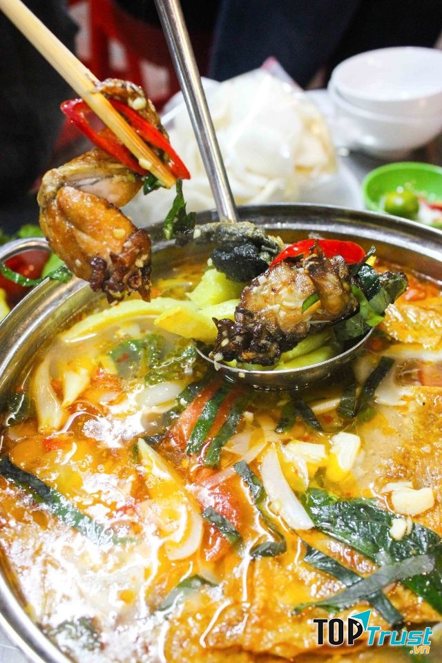 lẩu ếch được chế biến bởi bàn tay của vị đầu bếp đã có hơn 30 năm kinh nghiệm