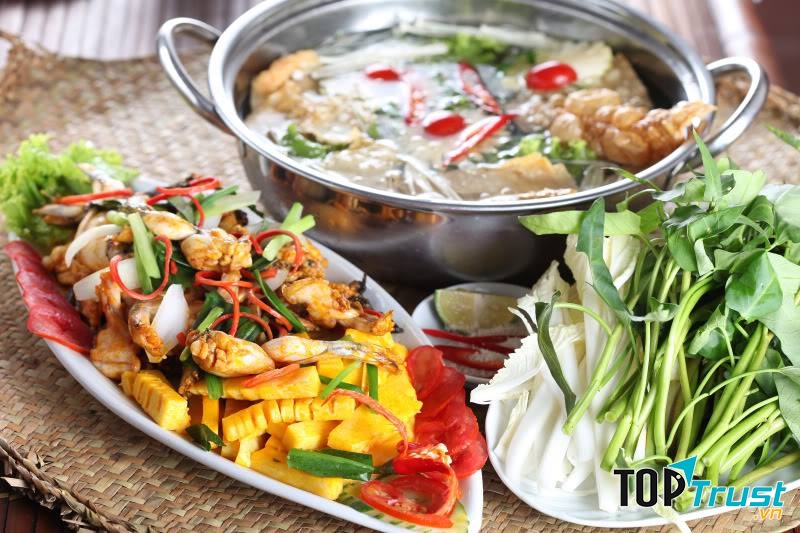 Thịt ếch thơm ngon ăn kèm nồi măng nóng hổi