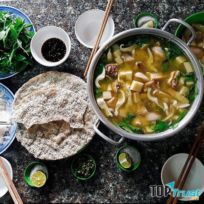 Lẩu gà lá é