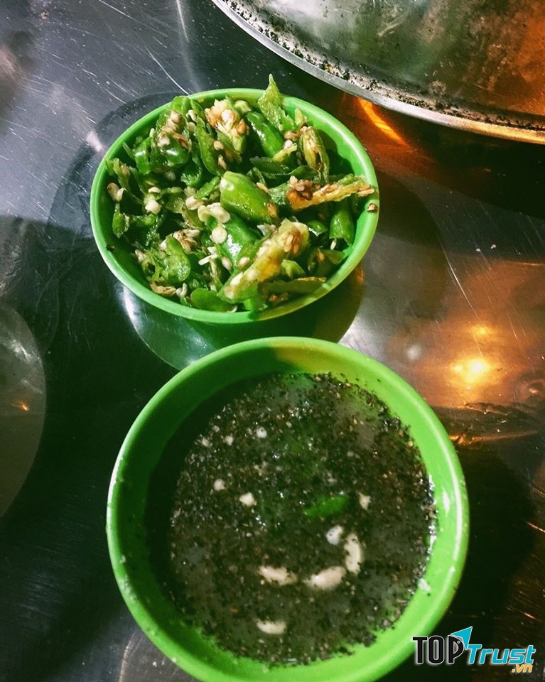 Gia vị kết hợp cùng tiêu và ớt xanh vừa thơm vừa đậm đà, chấm gà rất hợp