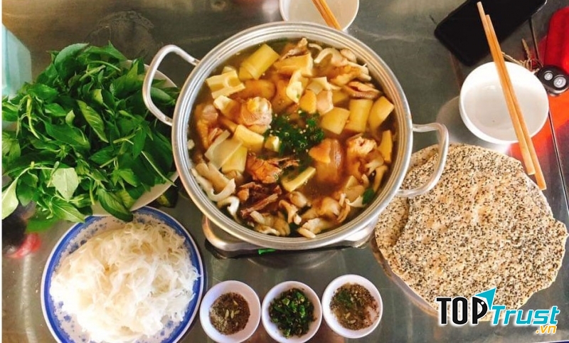 Lẩu gà lá É quán Tao Ngộ cũng là một cái tên thường xuyên được các tín đồ ẩm thực Đà Lạt nhắc đến.