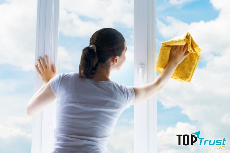 Nước cốt chanh hoặc giấm cùng với nước ấm làm kính nhà bạn sạch và sáng hơn