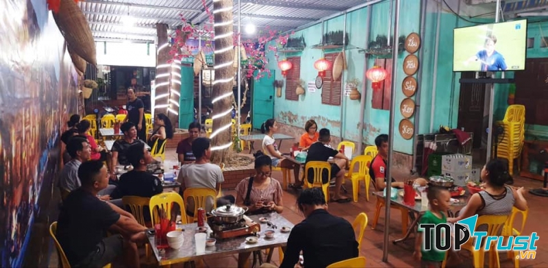 Quán thu hút rất đông khách