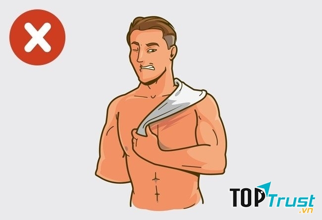 Không nền chà xát mạnh khăn tắm vào da như thế này