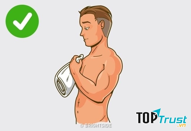 Hãy sử dụng khăn tắm lau người mềm mại để giữ độ ẩm cho da nhé
