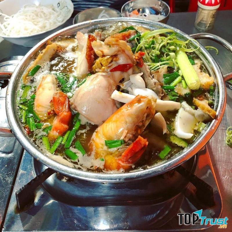 Cô chủ rất hiếu khách, dễ chịu, nấu món nào món ấy đều nhận được những lời khen ngợi