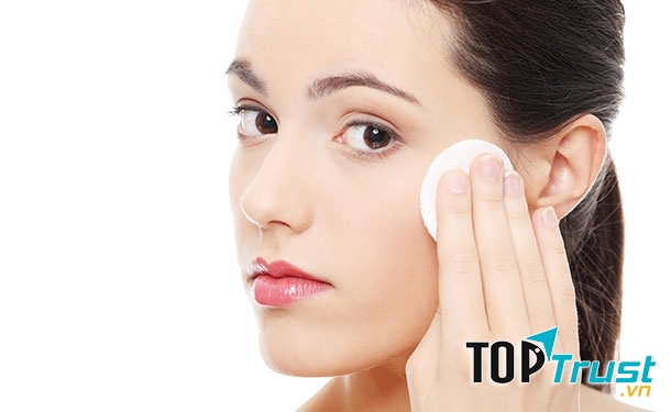 Lau mặt hằng ngày bàng nước hoa hồng vừa làm sạch vừa dưỡng da