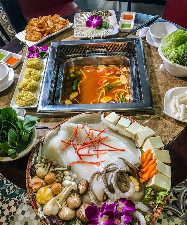 Lẩu mực khổng lồ