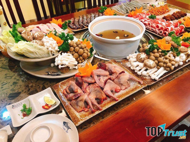Thưởng thức lẩu nấm bổ dưỡng ngon miệng tại Lẩu nấm Hoàng Kim là một gợi ý hay  ho cho cuộc hẹn của bạn đấy.