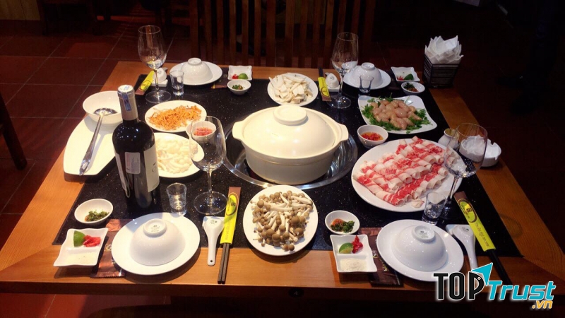 Cách bài trí vô cùng hấp dẫn tại Lẩu Nấm Vương Hoa