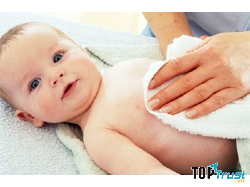 Lau người cho trẻ bằng nước ấm