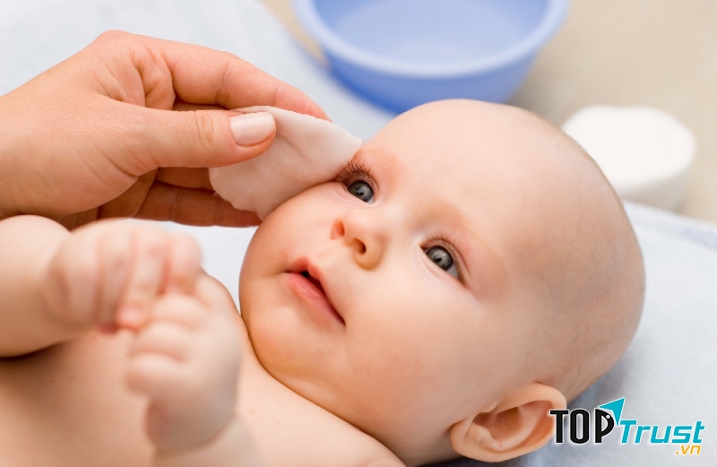 Lau người cho trẻ bằng nước ấm