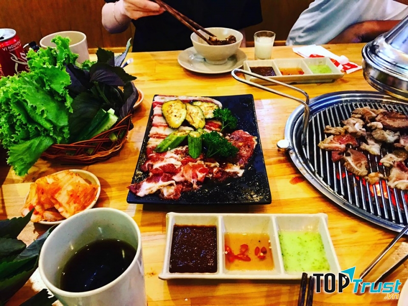 Bàn thịt nướng Hàn nhiều người tìm đến khi cuối tuần