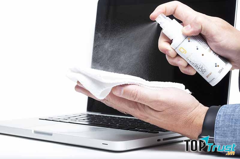 Lau nhẹ bàn phím máy tính bằng bông ẩm