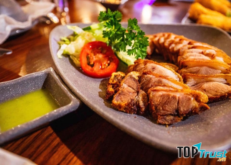 Đến với Lẩu Nướng Lã Bố bạn sẽ vô cùng phân vân không biết phải lựa chọn món nào vì menu có đến hơn 120 món.