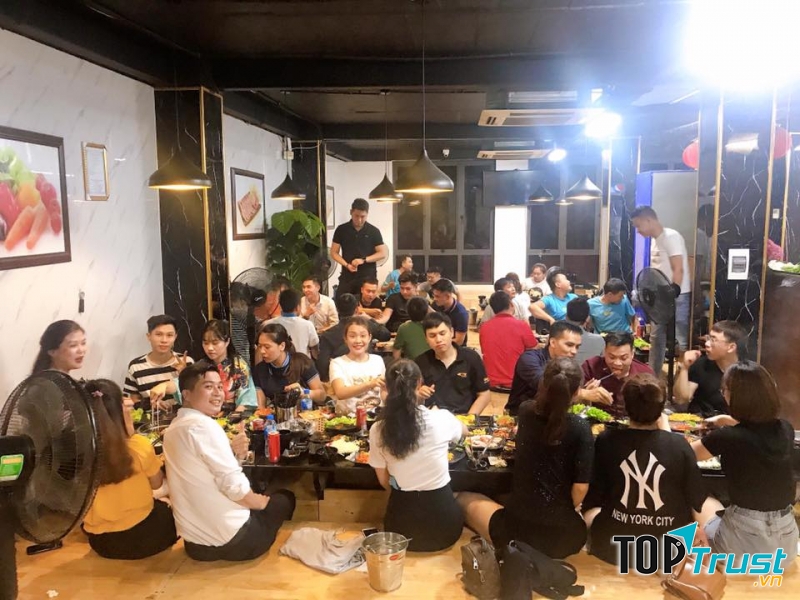 Khách hàng tại lẩu nướng Mỹ Anh