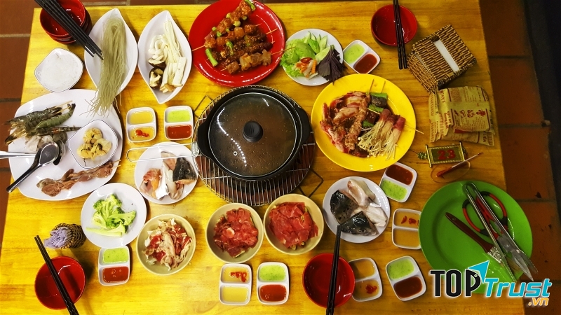 Cách bạn chọn món tại Kiseki có hơi khác so những quán ăn tự chọn khác, tại đây giá không tính theo suất ăn mà được tính theo món mà bạn chọn.