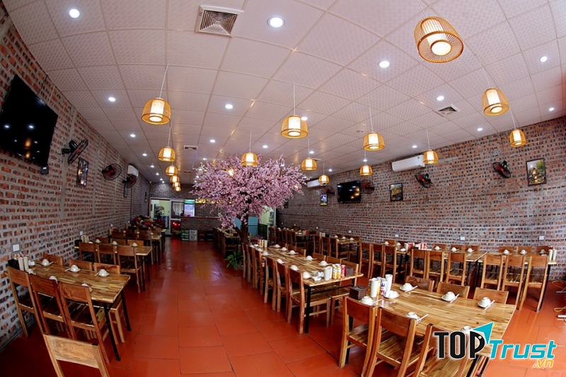 Không gian rộng rãi, lịch sự, có màn hình rộng để phục vụ thực khách.