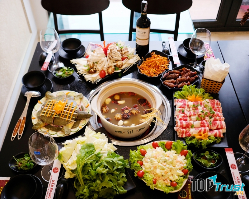 Phố Cổ Quán là một quán lẩu lớn và có tiếng tăm được người dân truyền tai nhau về chất lượng thơm ngon.
