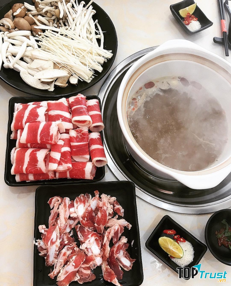 Mực, tôm ăn vào cảm giác còn ngọt nước, dai sần sật chứ chẳng hề mềm nhũn.
