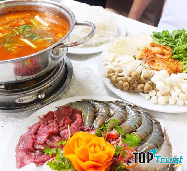 Món nổi tiếng nhất tại đây chính là món lẩu Thái với nước dùng siêu ngon, chua chua cay cay hoà quyện cùng nguyên liệu tươi sống được chuẩn bị và chế biến kỹ lưỡng