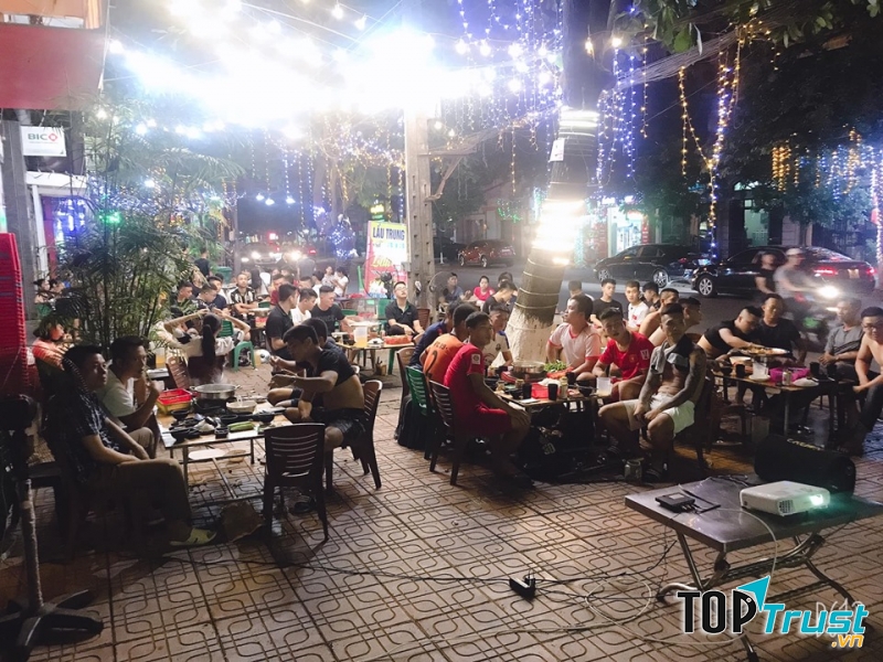 Không gian thoáng mát, chỗ ngồi rộng rãi, có chỗ để xe thoải mái, đồ ăn ngon, giá rẻ là những điểm cộng của Lẩu Trung Hiếu 343