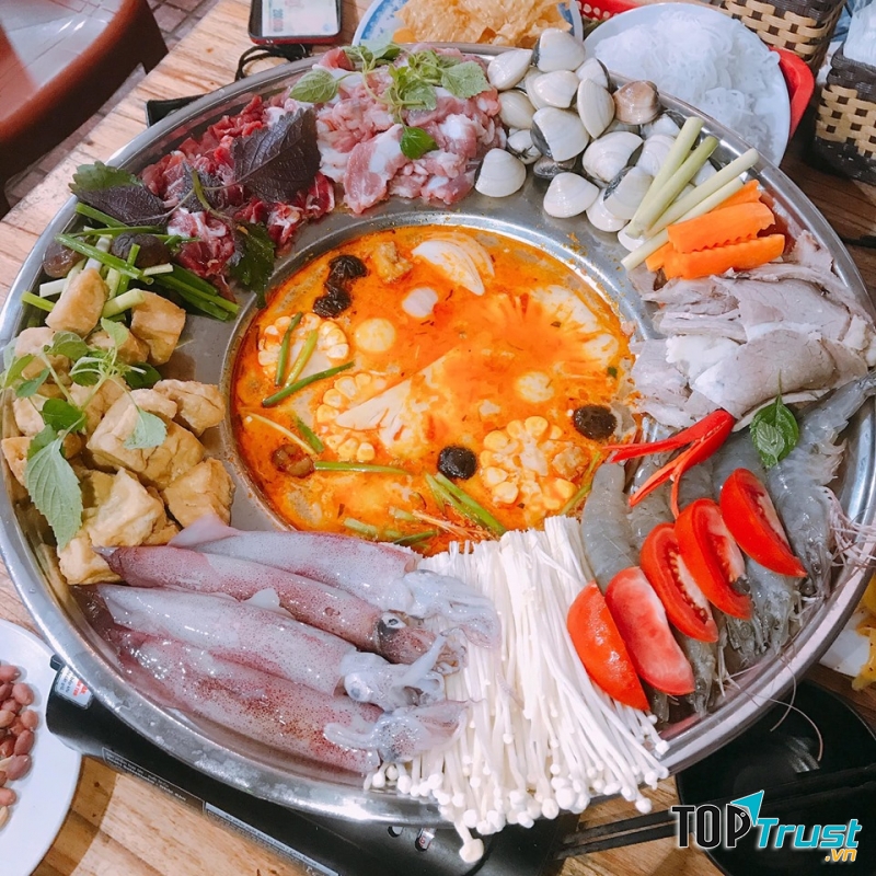 Tại Lẩu Trung Hiếu 343 có nhiều món nhúng cho bạn lựa chọn, từ các món hải sản như tôm, mực, ngao,… đến các món thịt như thịt bò, gà, sườn sụn, cùng với các loại rau củ quả