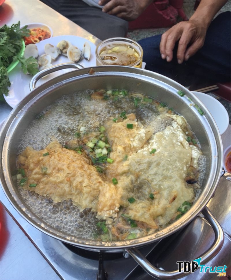 Nếu bạn còn đang phân vân trước quá nhiều quán, vậy hãy ghé qua lẩu Vận Hảo này nhé