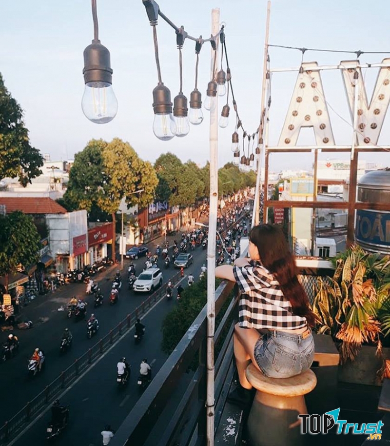 View sân thượng độc đáo của Lava Coffee