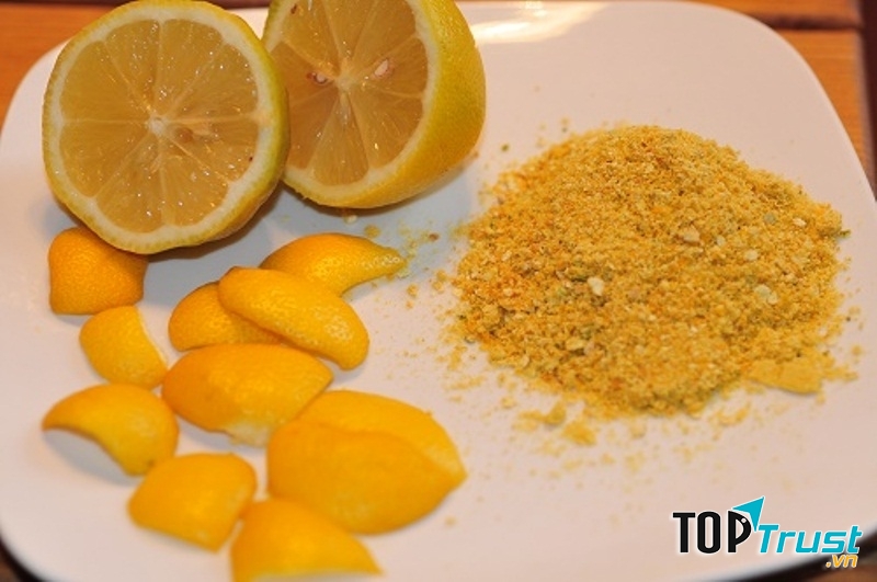 Vỏ cam phơi khô tán thành bột trộn cùng kem đánh răng giúp loại bỏ cao răng