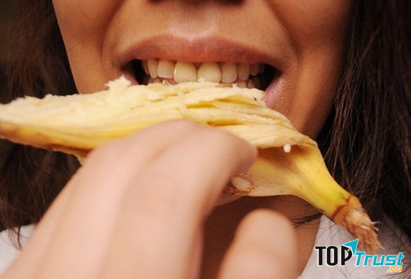 Vỏ chuối giúp loại bỏ cao răng