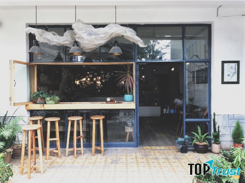 Nhìn bề ngoài dễ thương với tone sáng là vậy nhưng vào bên trong bạn sẽ bất ngờ bởi cách bày trí nhìn không khác gì các nhà bếp xịn xò ở Châu Âu vậy