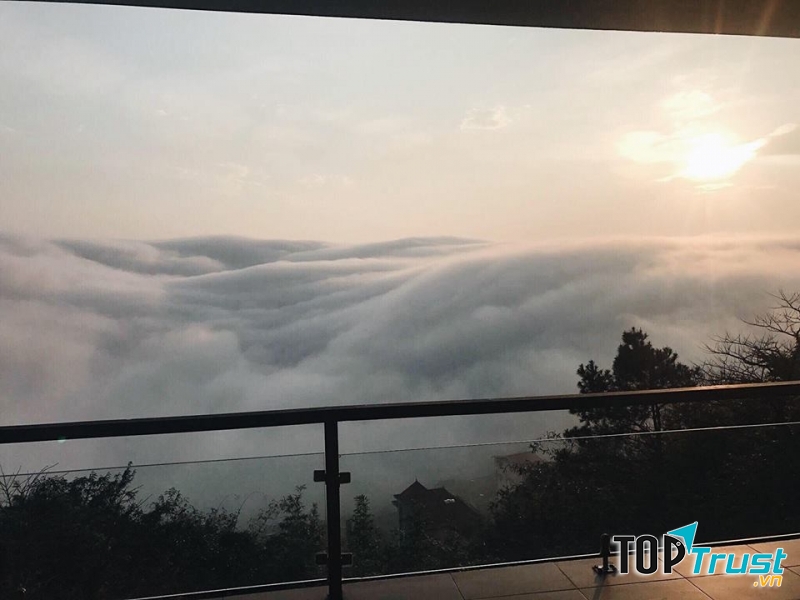 Cảm giác giống như chỉ cần vươn tay ra là bạn sẽ chạm tới những đám mây đang trôi lững lờ ngoài kia vậy.