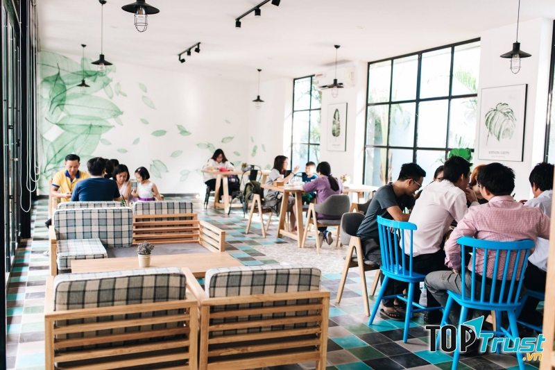 Quán có không gian vô cùng rộng rãi, cả trong nhà và ngoài trời.