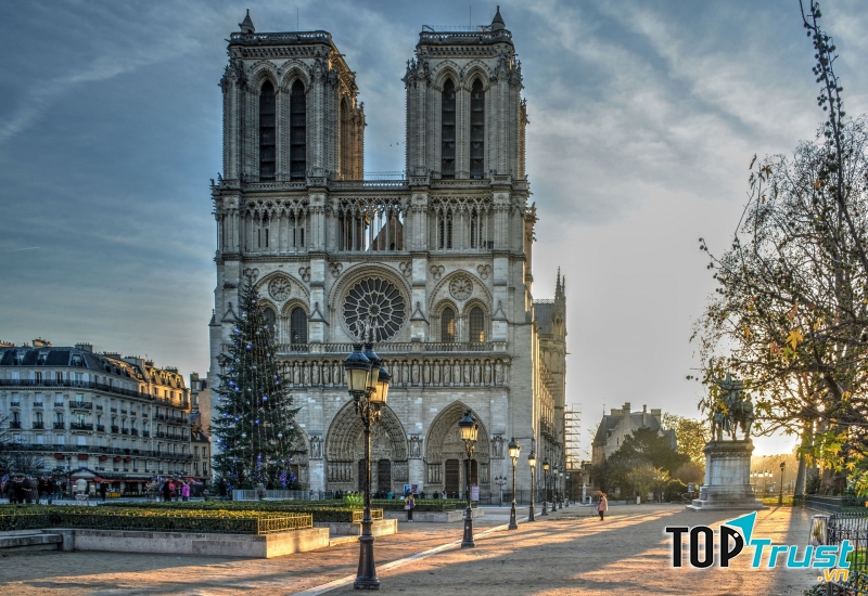 Nhà thờ Đức Bà Paris cùng quảng trường trước mặt rộng lớn