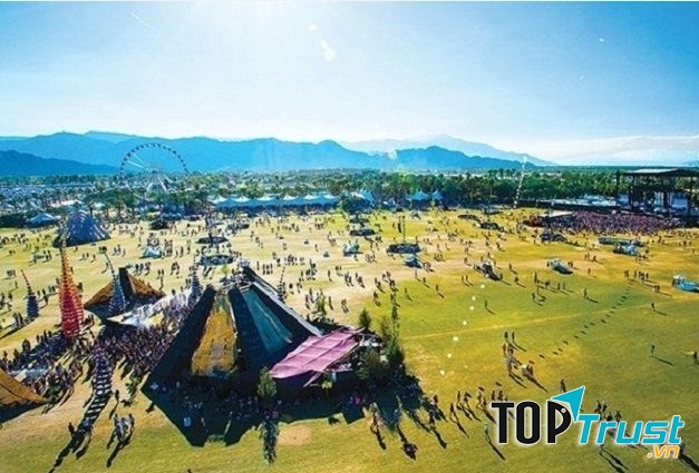 Sân khấu ngoài trời được bao quanh bởi đồi núi thơ mộng