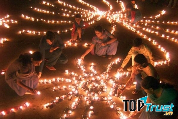 Những chiếc đèn bằng đất sét Diyas được thắp sáng tạo thành một lễ hội ánh sáng rực rỡ