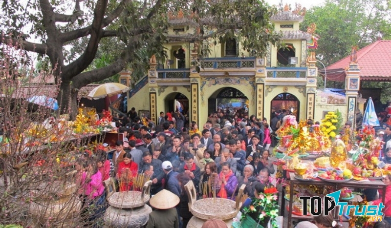 Nhân dân tham gia xin lộc và vay tiền bà Chúa Kho