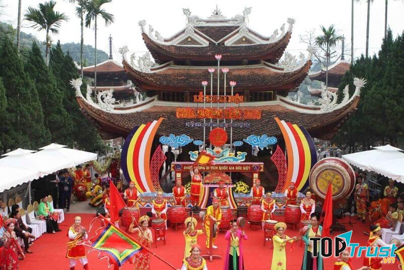 Lễ hội chùa Hương - Hà Nội