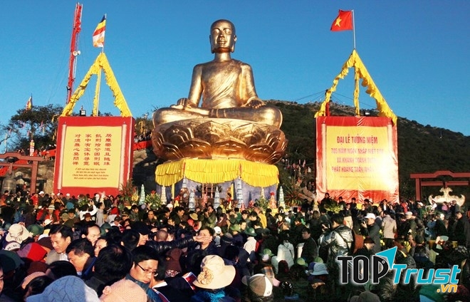 Một góc lễ hội hành hương Yên Tử