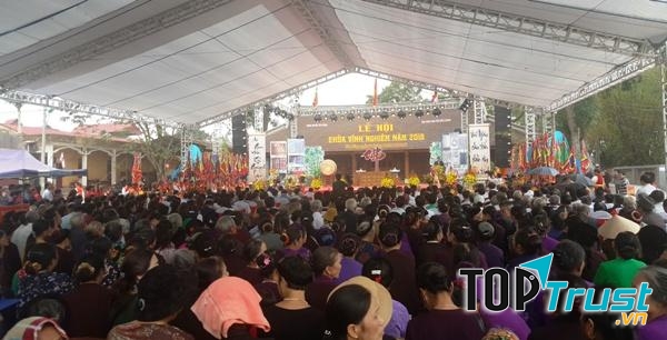 Song hàng năm lượng khách thập phương đến thăm quan vẫn rất đông, nhất là thanh niên nam nữ đến cầu tình duyên.