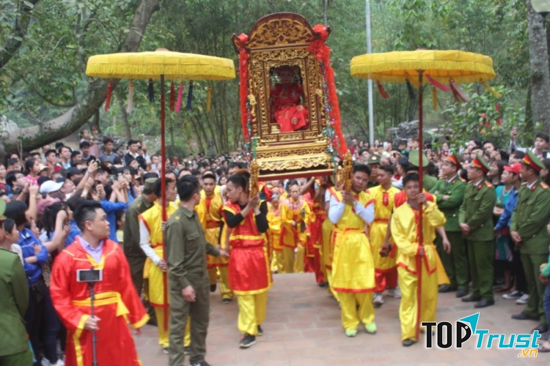 Rước kiệu hội đền Gióng